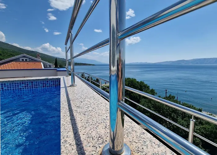 Searenity Pool Suite - Seafront