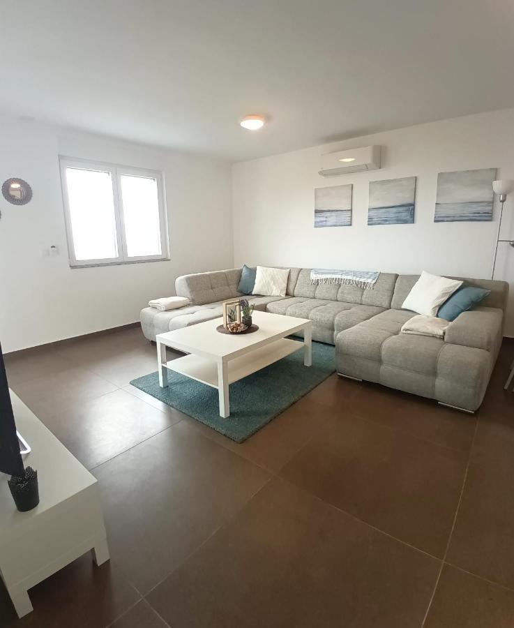 Searenity Pool - Seafront *