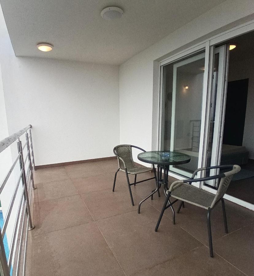 Searenity Pool - Seafront Appartamento *