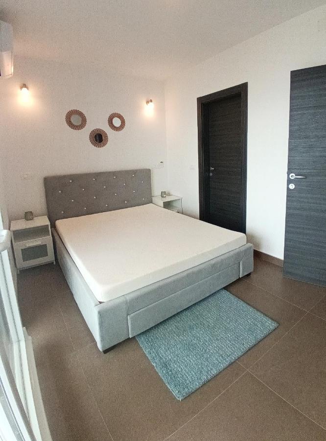 Apartment Searenity Pool - Seafront *